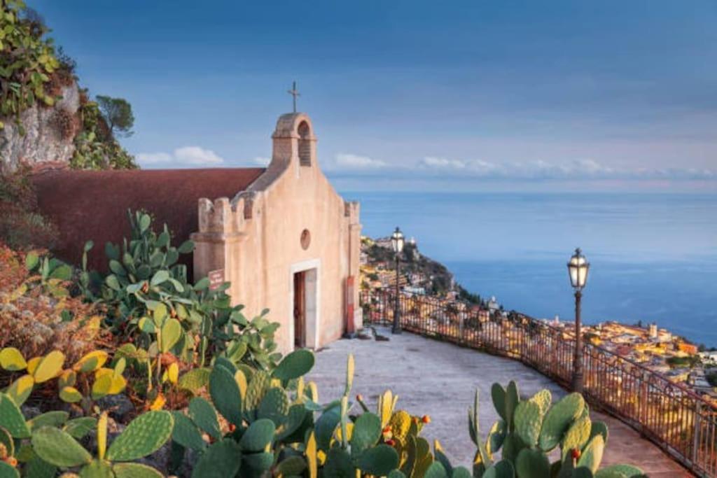 La Chicca Sicily Holiday House คาสเตลโมลา ภายนอก รูปภาพ