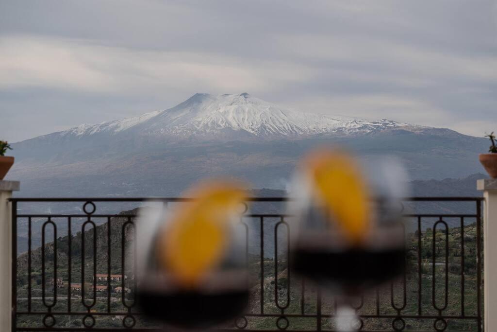 La Chicca Sicily Holiday House คาสเตลโมลา ภายนอก รูปภาพ