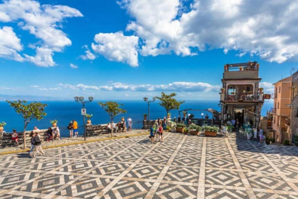La Chicca Sicily Holiday House คาสเตลโมลา ภายนอก รูปภาพ