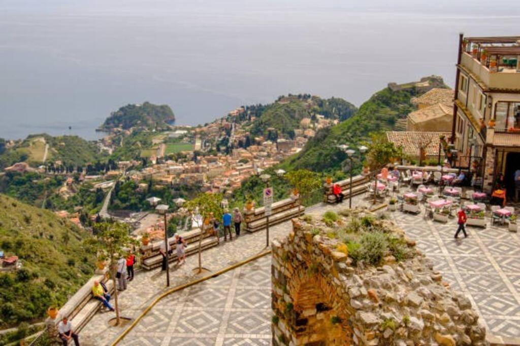 La Chicca Sicily Holiday House คาสเตลโมลา ภายนอก รูปภาพ