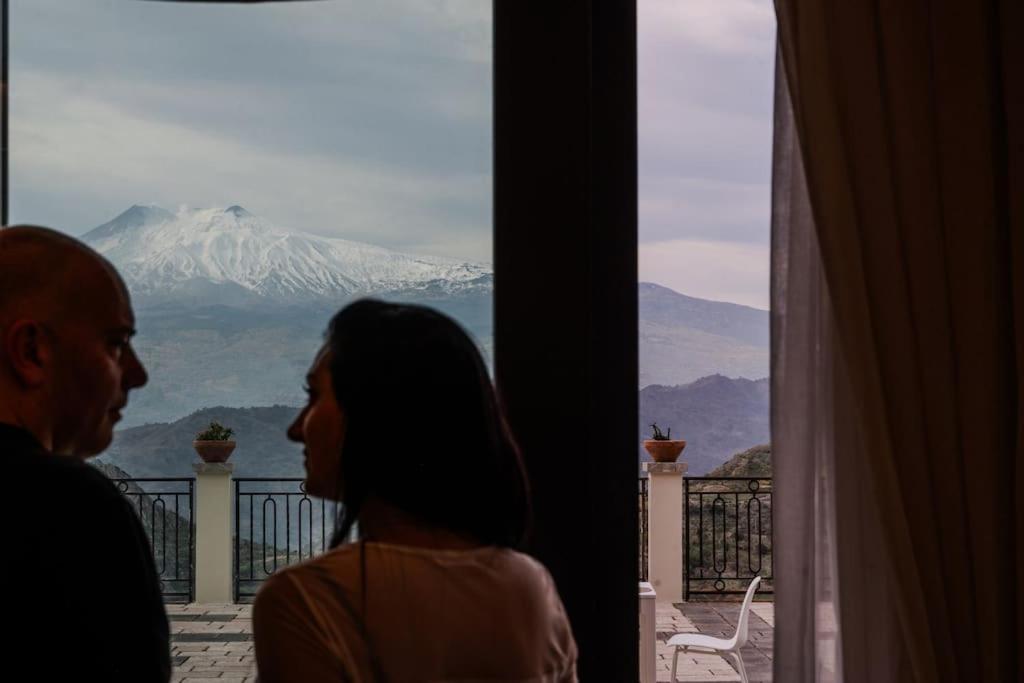 La Chicca Sicily Holiday House คาสเตลโมลา ภายนอก รูปภาพ