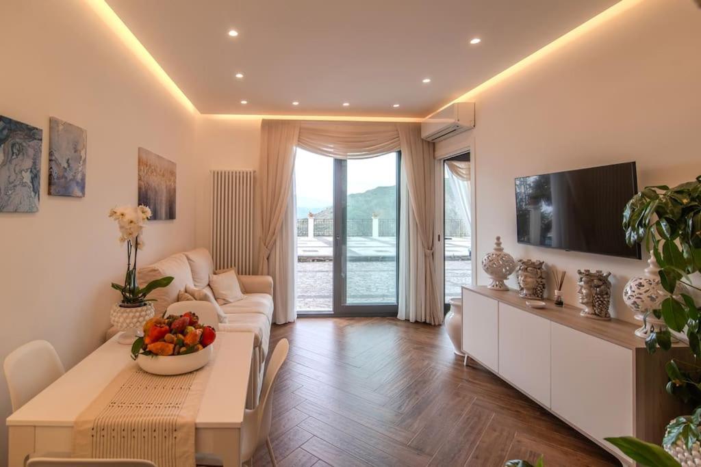 La Chicca Sicily Holiday House คาสเตลโมลา ภายนอก รูปภาพ