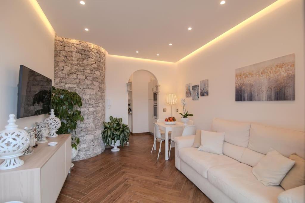 La Chicca Sicily Holiday House คาสเตลโมลา ภายนอก รูปภาพ