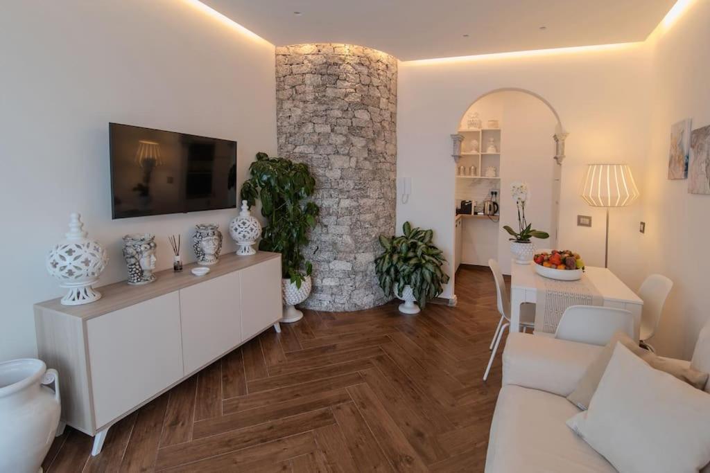 La Chicca Sicily Holiday House คาสเตลโมลา ภายนอก รูปภาพ