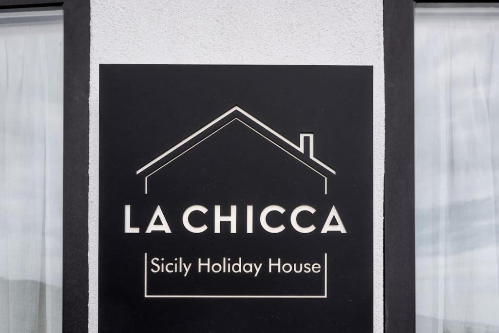La Chicca Sicily Holiday House คาสเตลโมลา ภายนอก รูปภาพ