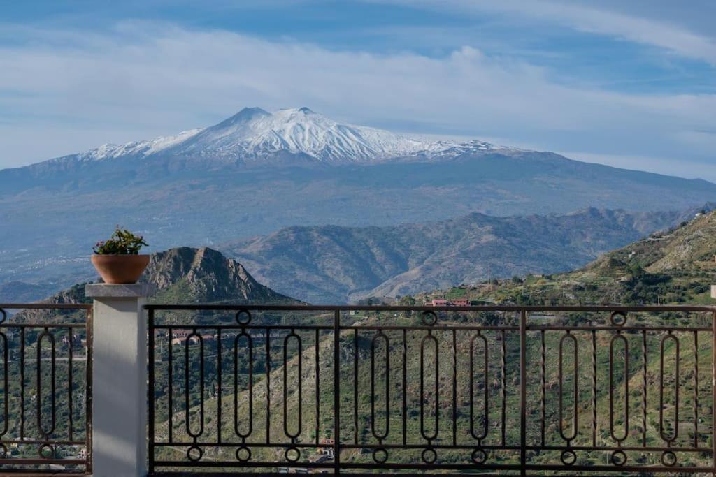 La Chicca Sicily Holiday House คาสเตลโมลา ภายนอก รูปภาพ