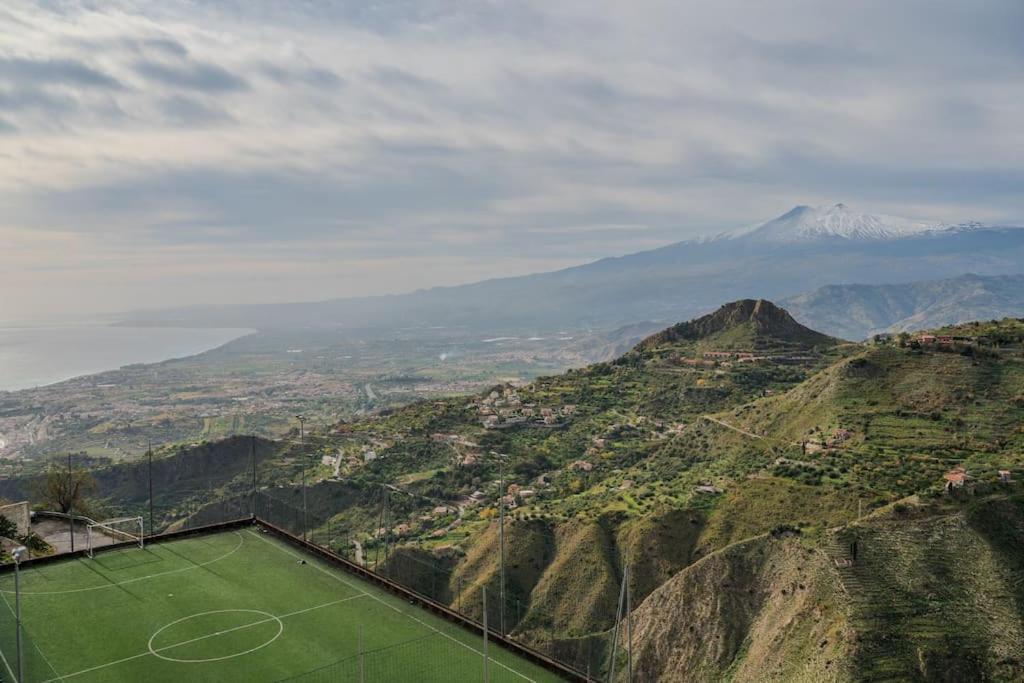 La Chicca Sicily Holiday House คาสเตลโมลา ภายนอก รูปภาพ