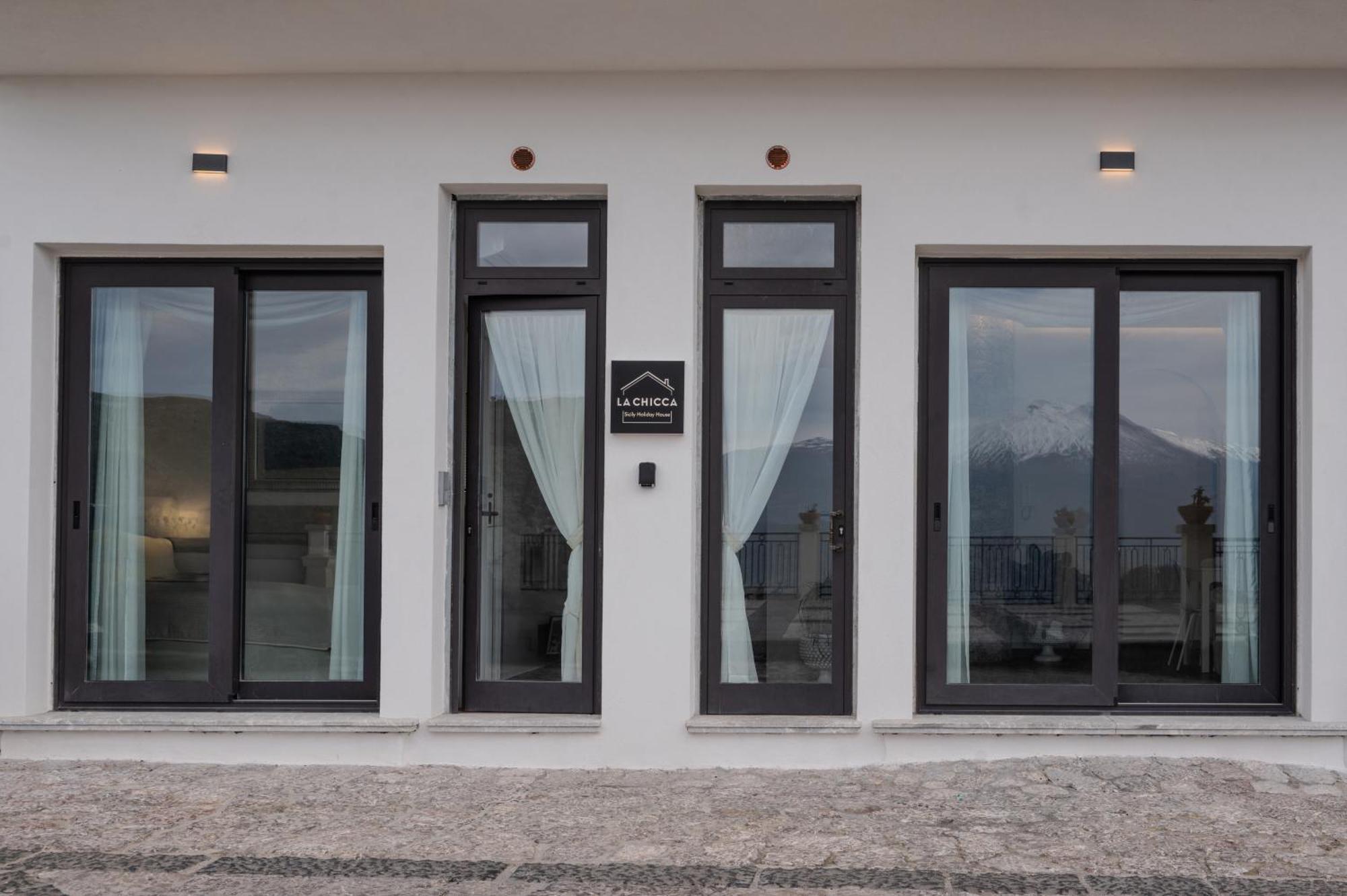 La Chicca Sicily Holiday House คาสเตลโมลา ภายนอก รูปภาพ