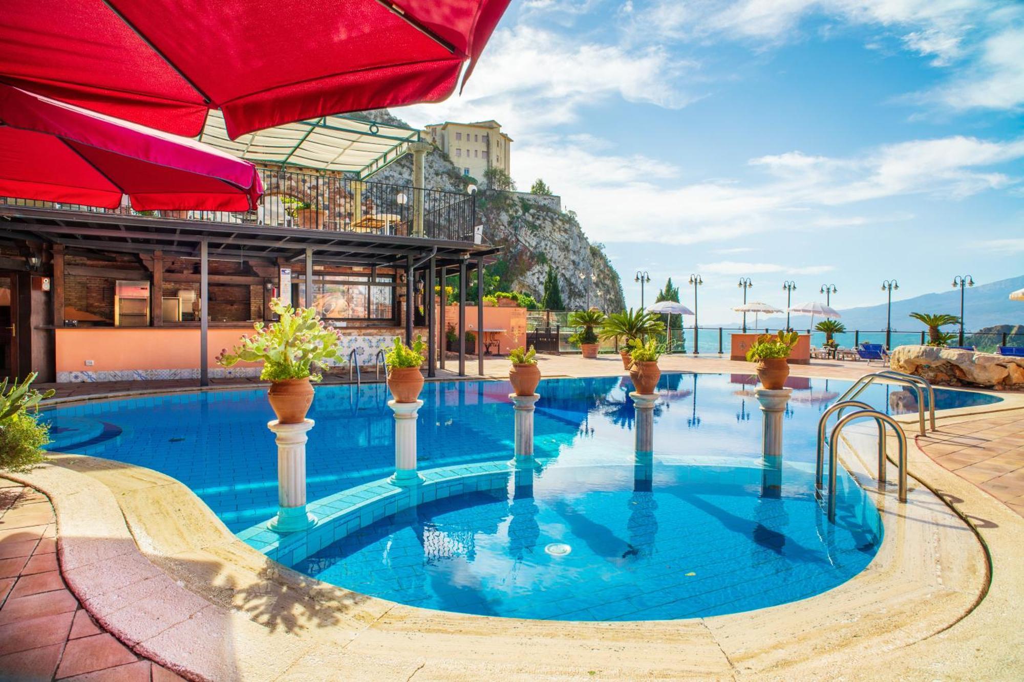 La Chicca Sicily Holiday House คาสเตลโมลา ภายนอก รูปภาพ
